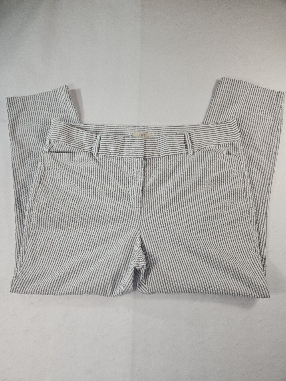 LOFT Skinny Ankle Gray & White Narrow Striped Low-Rise Seersucker Pants Size 14P